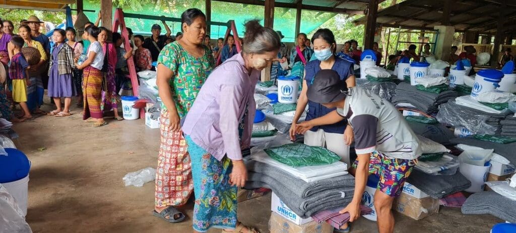 نازحون في ميانمار يتلقون المساعدات الانسانية من منظمة الأمم المتحدة