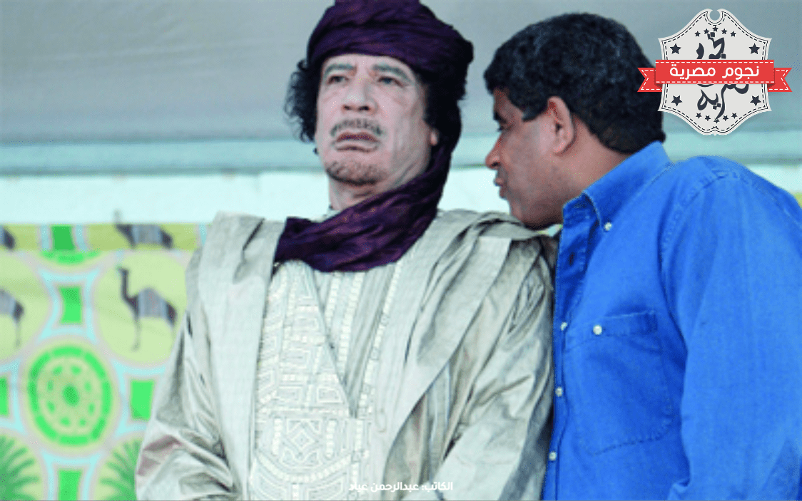 الزعيم الليبي الراحل معمر القذافي وإلى يمينه عبدالله السنوسي (أرشيفية)