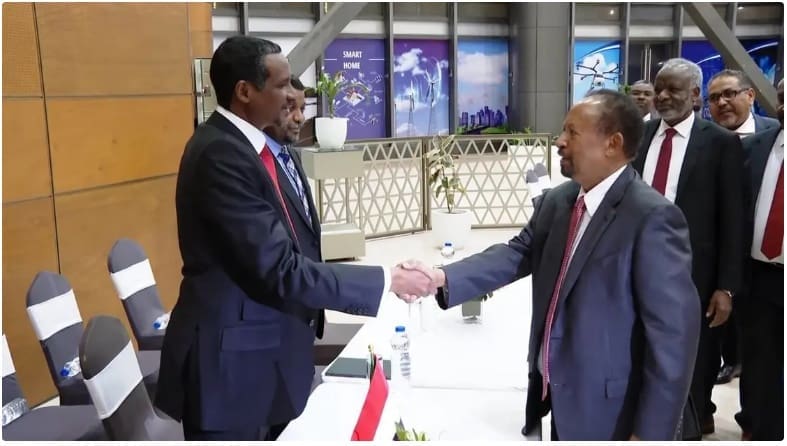 رئيس وزراء السودان السابق عبد الله حمدوك (يمين) يصافح قائد "قوات الدعم السريع" محمد حمدان دقلو في أديس أبابا - المصدر (تويتر)