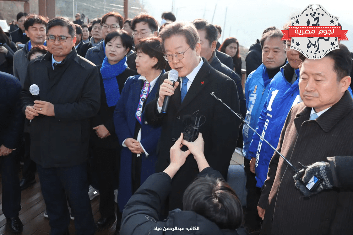 زعيم المعارضة في كوريا الجنوبية بالمؤتمر الصحافي قبيل طعنه بلحظات