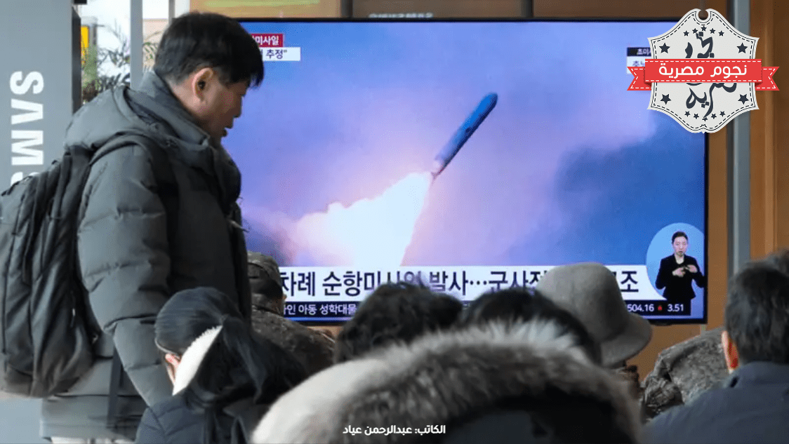 مارة في إحدى محطات القطار في سيول يشاهدون التجربة الصاروخية الكورية الشمالية