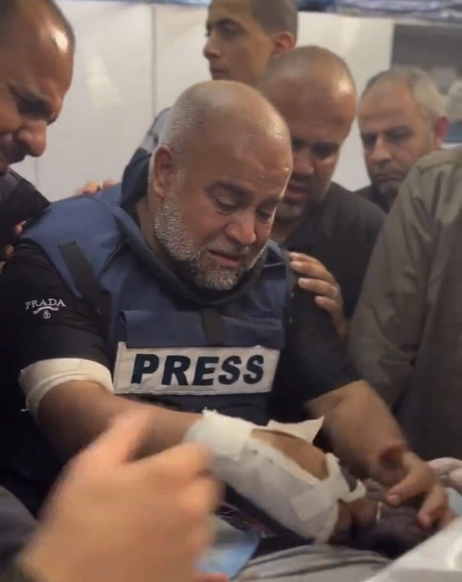 صورة الصحفي وائل الدحدوح في وداع ابنه حمزة
