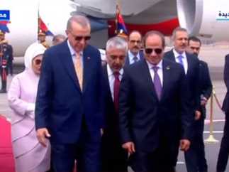 الرئيس التركي في مطار القاهرة