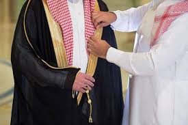 إلزام فئات في السعودية بارتداء البشت أثناء الدوام