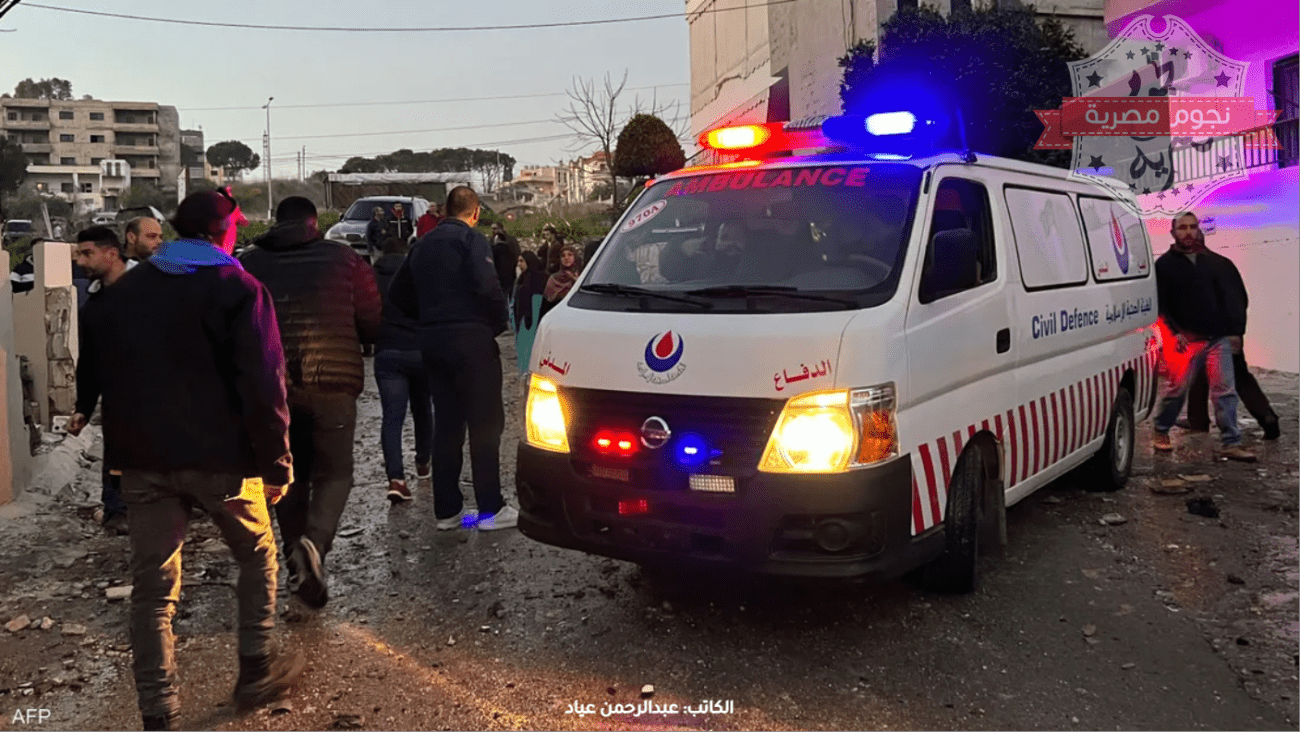 سيارة إسعاف في مكان الغارة الإسرائيلية