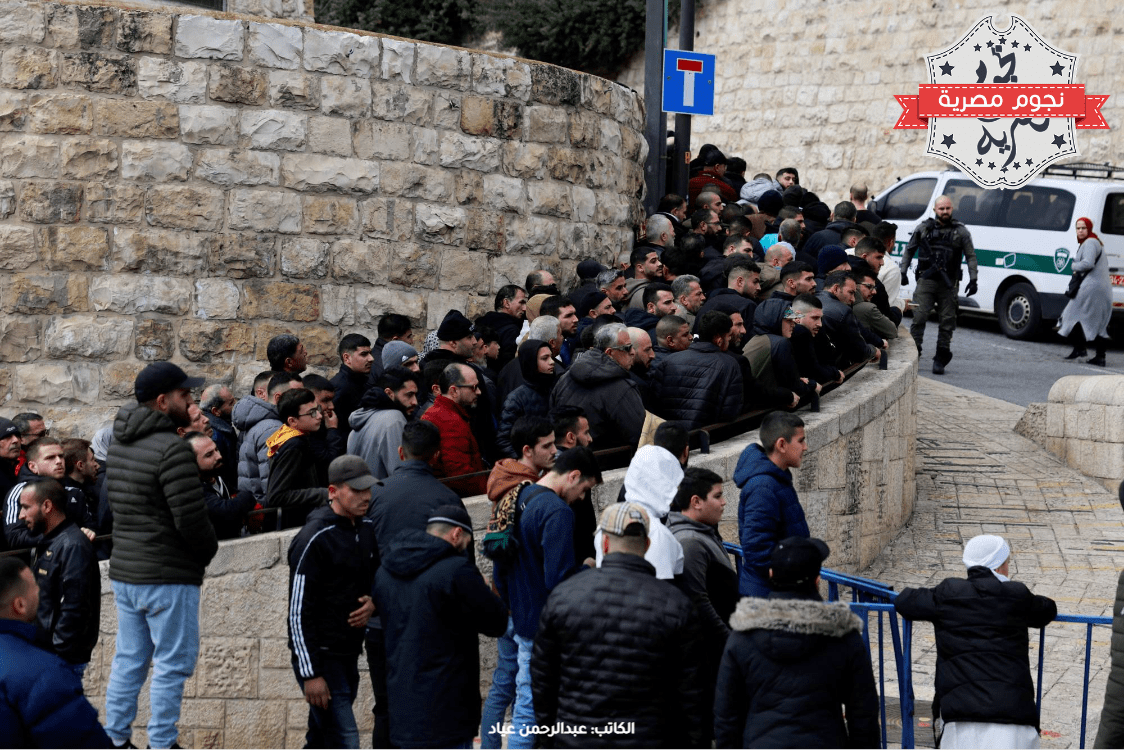 فلسطينيون ينتظرون الدخول لأداء صلاة الجمعة في القدس الجمعة الماضية