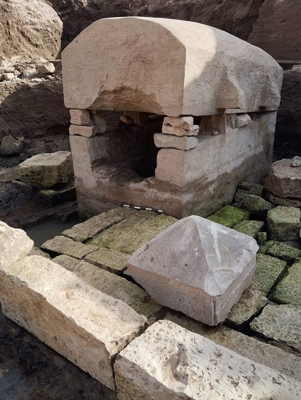 اكتشاف كنز تاريخي مذهل في مصر: تابوت وقطع أثرية قديمة تظهر في مشروع المستشفى الجامعي الجديد في بنها