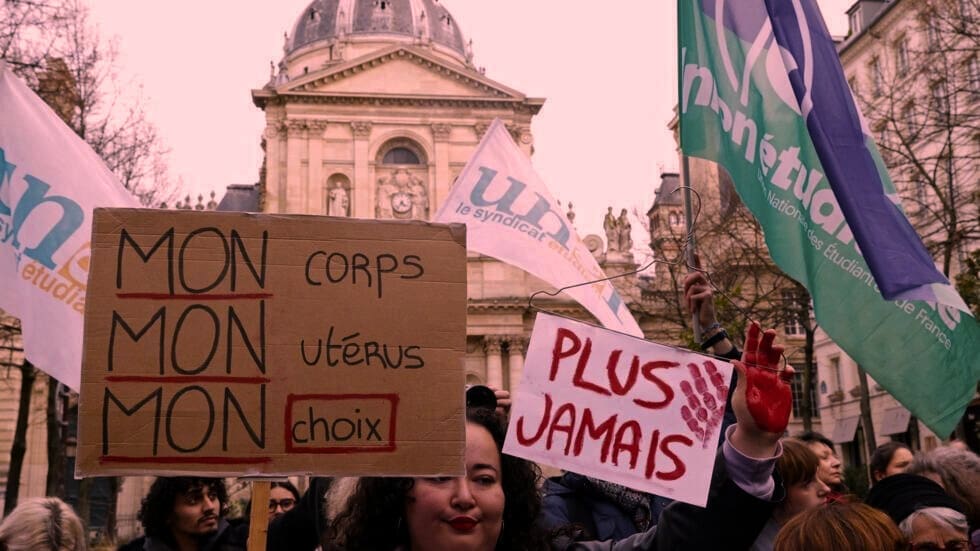 فرنسا تدرج نص الحق في الإجهاض في دستورها