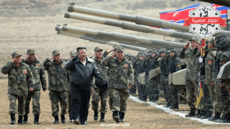 زعيم كوريا الشمالية كيم جونغ أون أثناء تفقد العرض العسكري