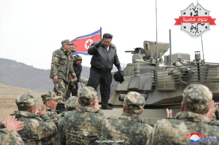 زعيم كوريا الشمالية كيم جونغ أون يتفقد الدبابة القتالية