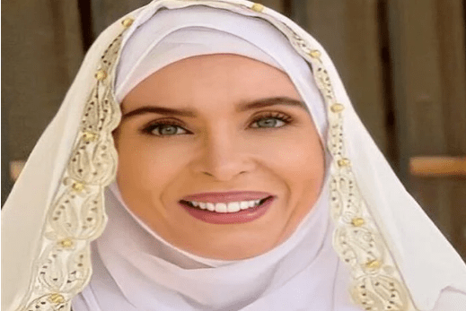 الراقصة دينا تثير الجدل بسبب تصريحاتها عن تربية الرجال في مصر