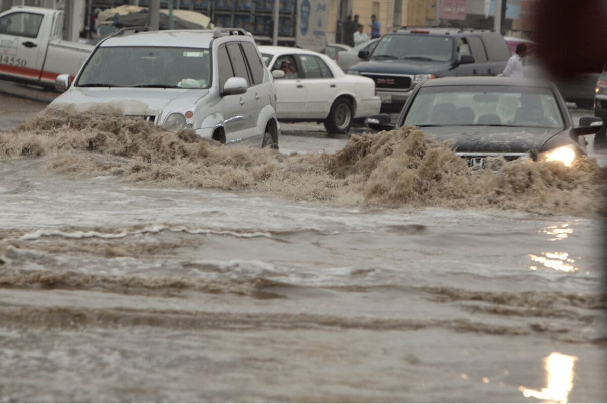 الوطني للأرصاد يحذر مواطني 10 مناطق من سقوط أمطار غزيرة ومتوسطة ورياح وأتربة مثارة