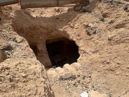اكتشاف مقبره أثرية قديمة أثناء عمليات حفر لإنشاء جسر سيارات في مدينة بنغازي