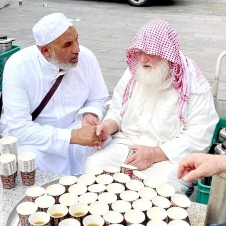 وفاة المعمر السوري الملقب بأبو السباع، والذي كان يقدم القهوة والتمر والشاي لزوار المسجد النبوي لمدة 40 عامًا بالمجان