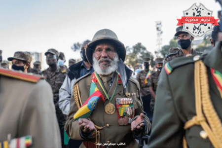 أحد قدامى المحاربين الإثيوبيين مع آخرين في جمع احتفالي العاصمة أديس أبابا بمناسبة ذكرى انتهاء الحرب في تيغراي