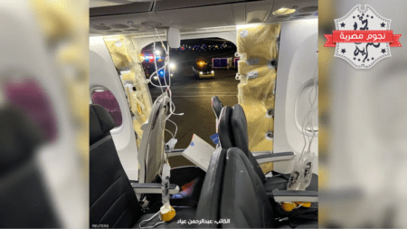 انفجار نافذة وقطعة من جسم الطائرة في الجو
