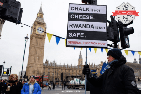 متظاهرون في لندن مناهضون لترحيل اللاجئين يحمل أحدهم لافتة تقول: الطبشور ليس زبدة ورواندا ليست آمنة، مطالبين بانتخابات مبكرة