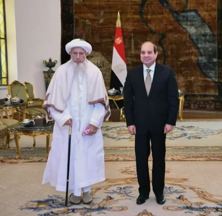 الرئيس المصري عبد الفتاح السيسي مع سلطان طائفة البهرة