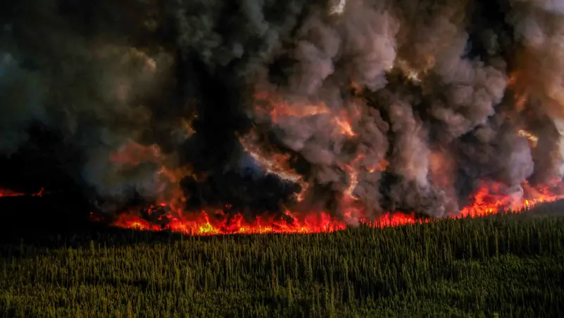 بالفيديو: كندا تجلي آلاف السكان بسبب اندلاع حرائق الغابات